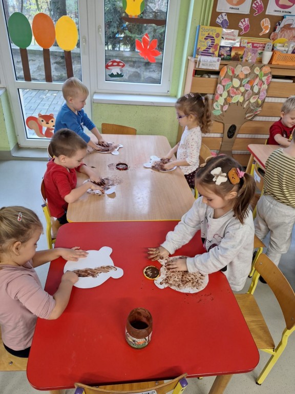 Dzieci malują misie czekoladową farbą
