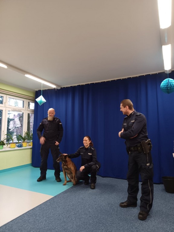 Policjantka i dwóch policjantów razem z psem Bohunem 