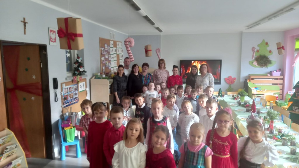 Dzieci i personel przedszkola pozuja do zdjecia z okazji wigilijki przedszkolnej