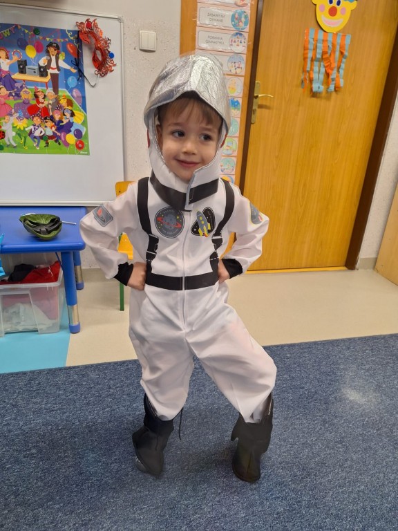Chłopiec przebrany za astronautę 