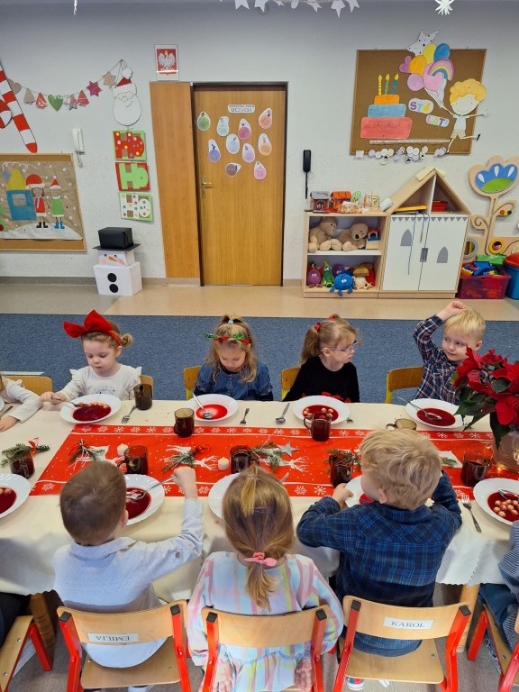 Dzieci jedzą obiad przy stole