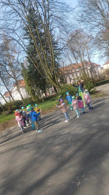 Dzieci stoją w parku, ustawione w kole