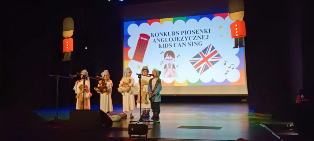 dzieci spiochy spiewaja kolysanke po angielsku na scenie