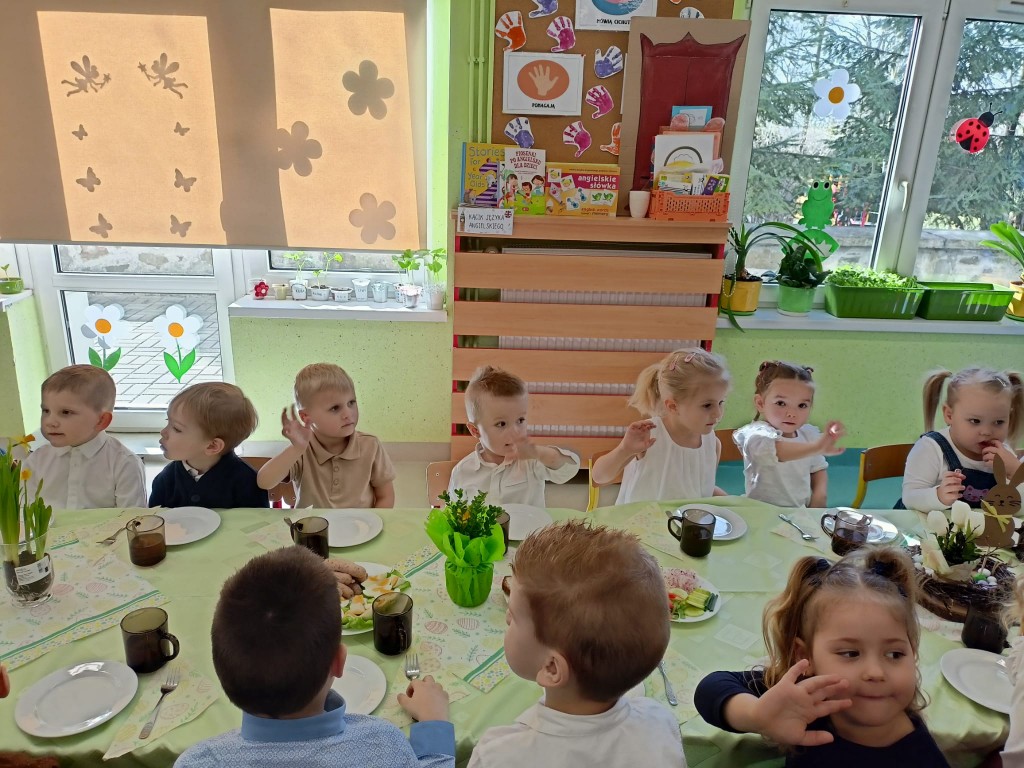 Dzieci jedza sniadanie wielkanocne
