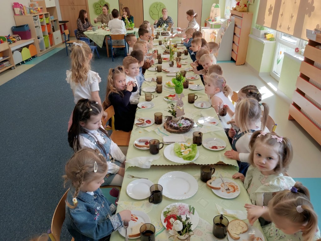 Dzieci siedzą przy stole 
