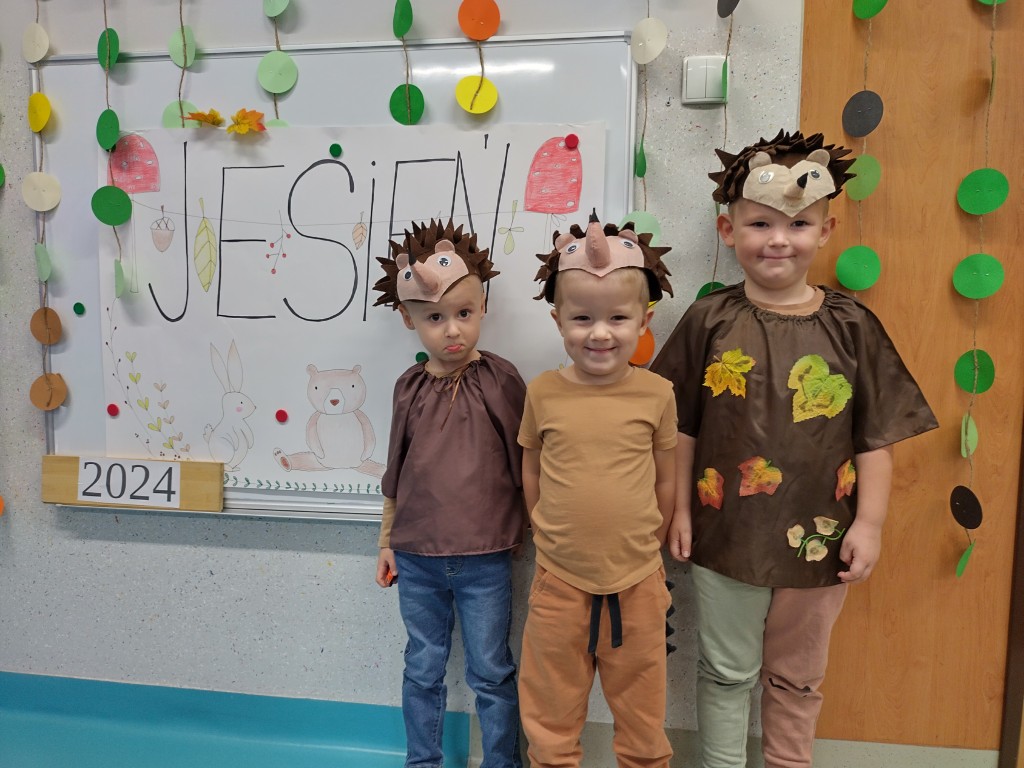 trzech chlopcow przebranych za jeze