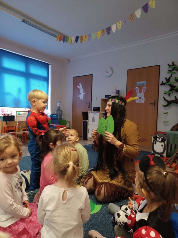 Chłopiec odgaduje zagadkę zapisaną na liściach