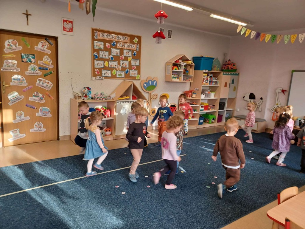 dzieci maszerują po sali