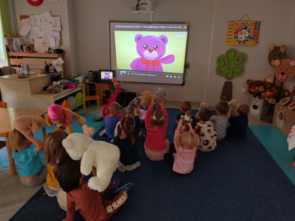 dzieci ogladaja film edukacyjny o dniu pluszowego misia