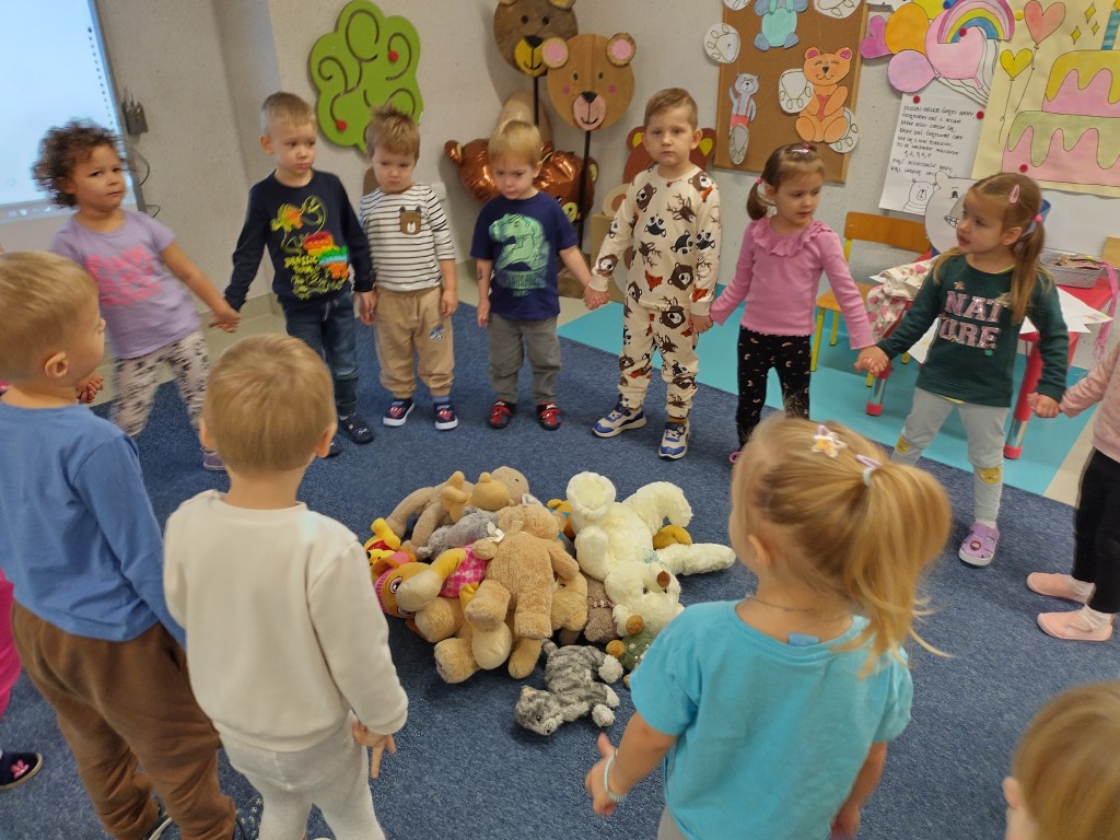 dzieci spiewaja piosenke o pluszowym misu