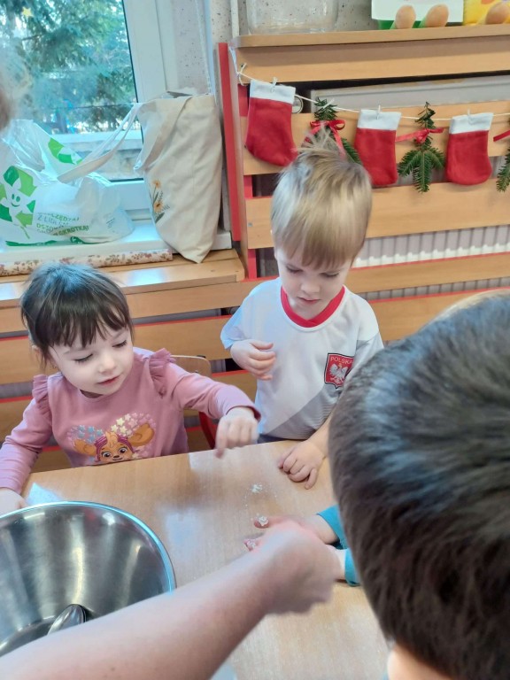 dzieci dotykają mąki ziemniaczanej