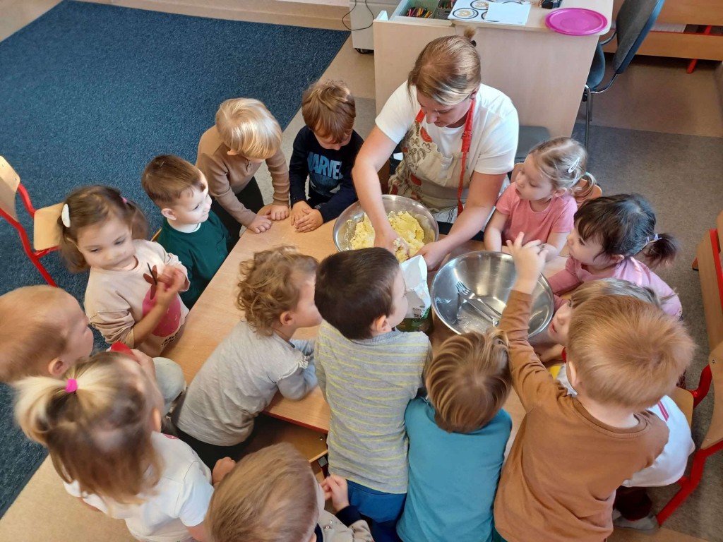 nauczycil miesza ciasto na kluski w dużej misce