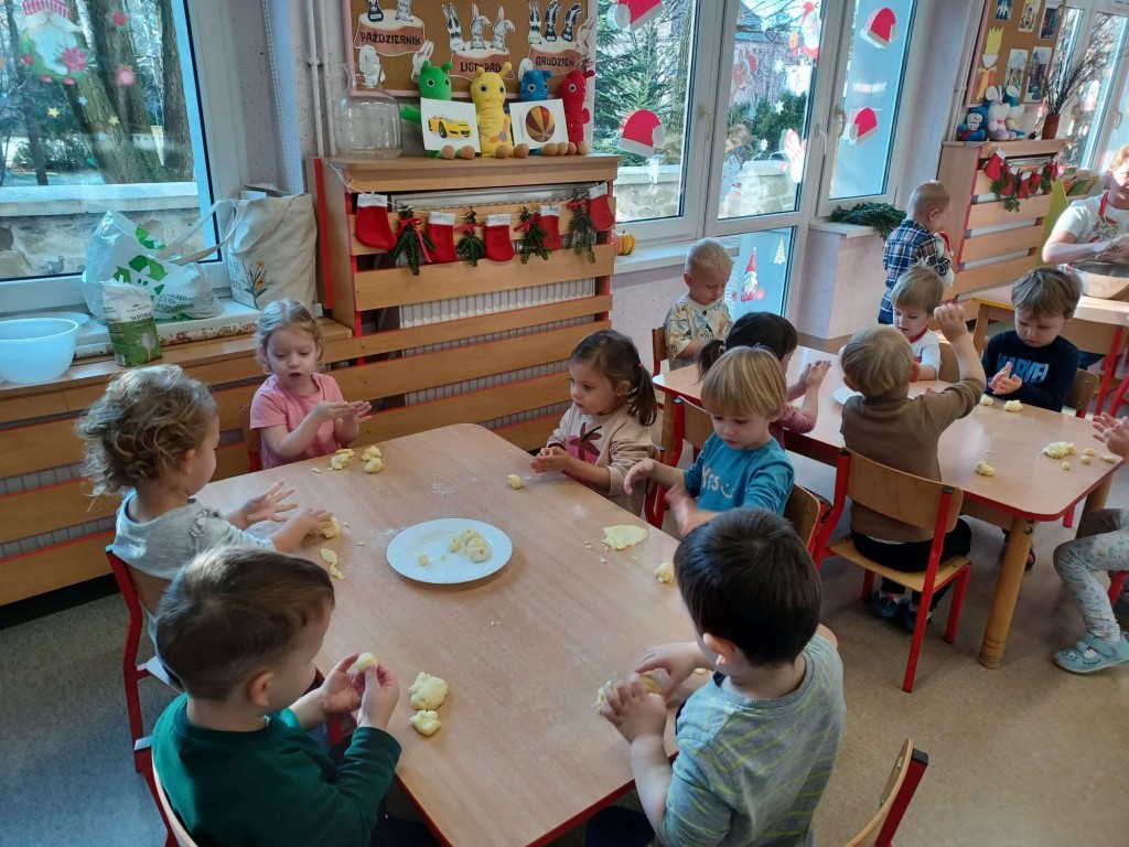 Dzieci kulają kluski