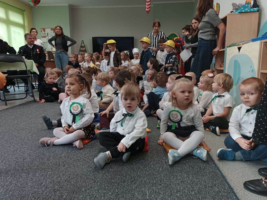dzieci czekają na występ 