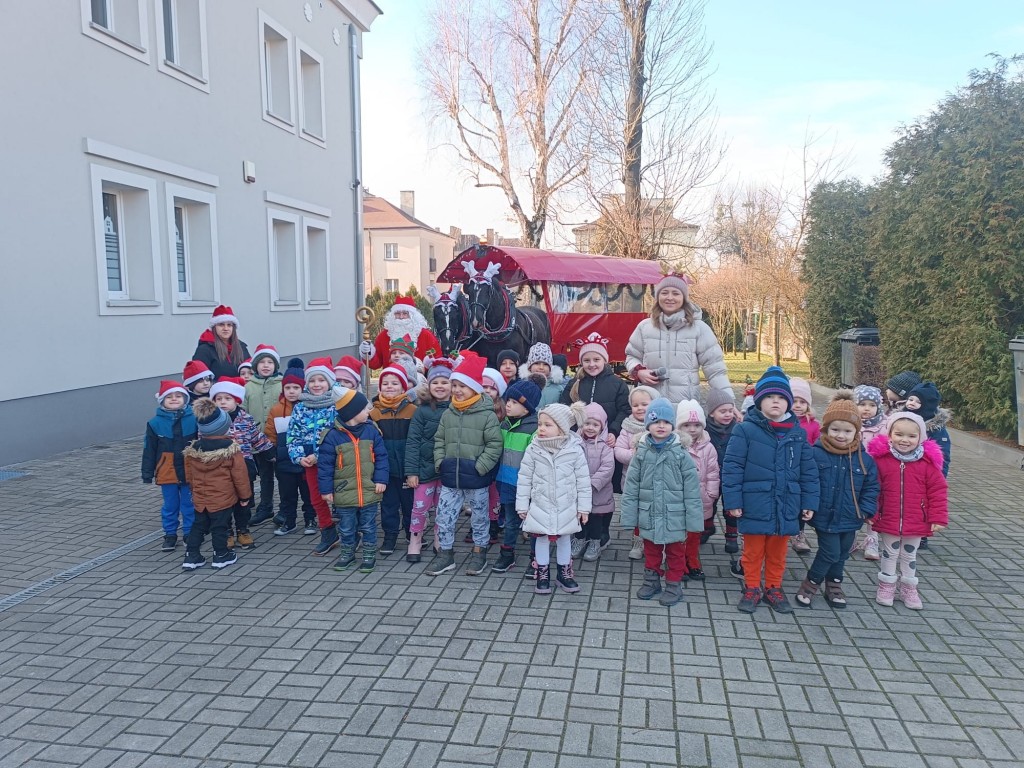 dzieci z mikolajem i zaprzegiem
