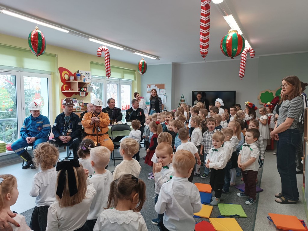 Dzieci pozują do zdjęcia 