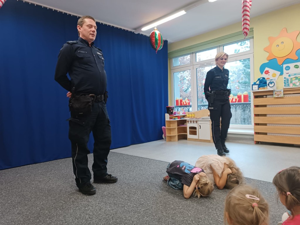 Dzieci uczestniczą w zajęciach z policjantami