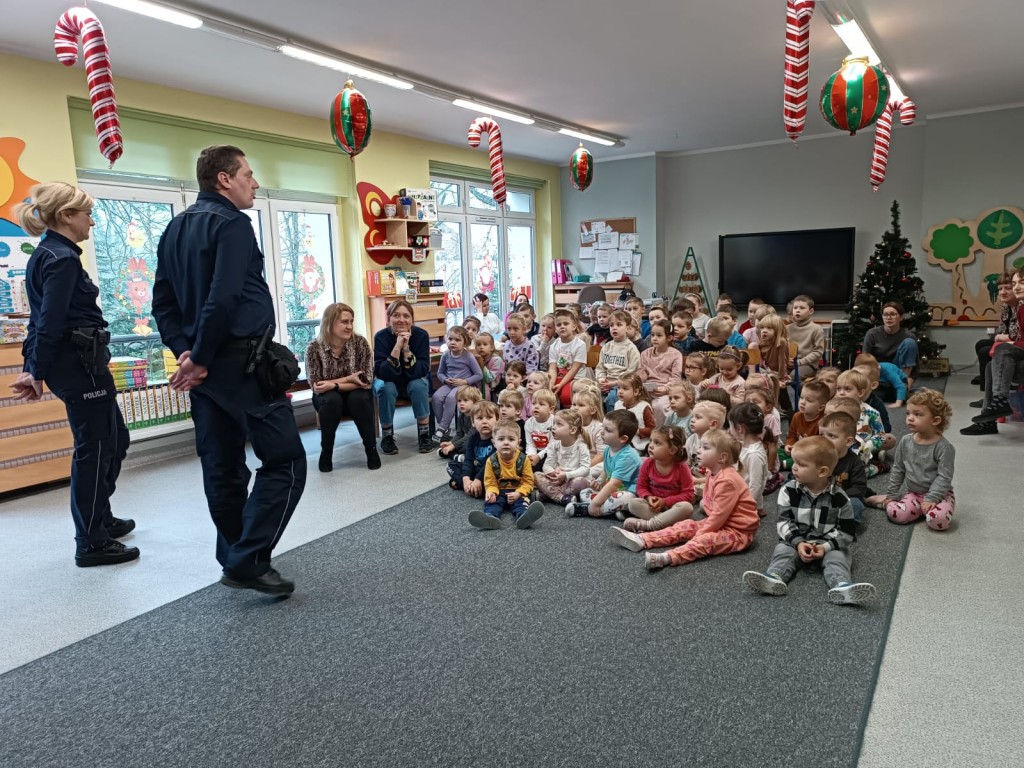 Dzieci uczestniczą w zajęciach z policjantami