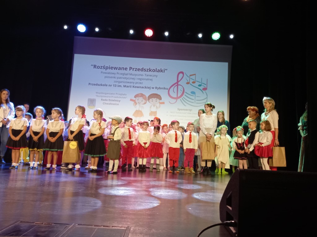 Dzieci na scenie Domu Kuktury 