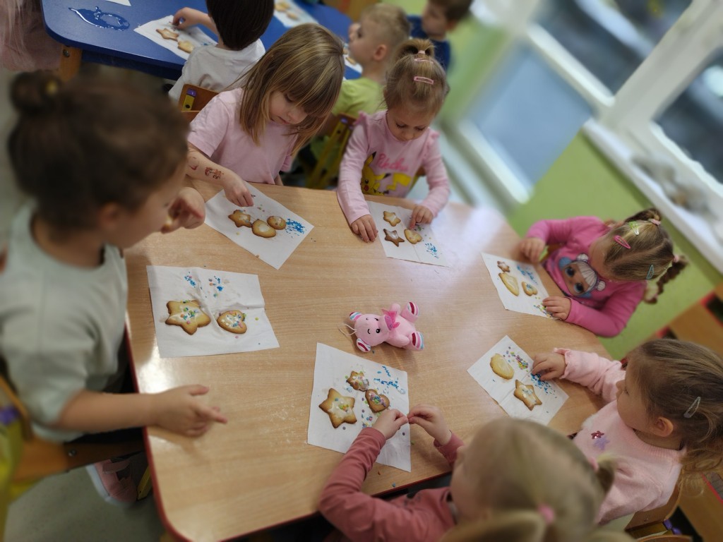 dzieci ozdabiaja swiateczne ciasteczka