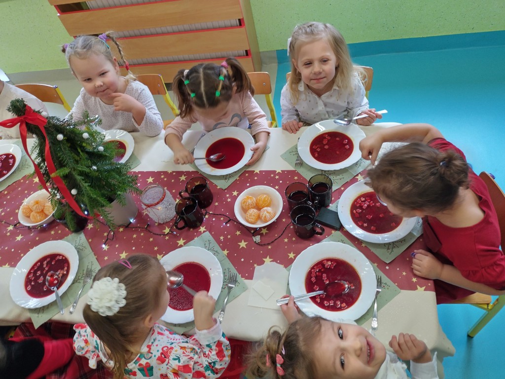 dzieci jedza swiateczny barszcz