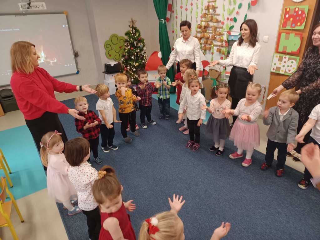 Dzieci stoją w kole śpiewają kolęde