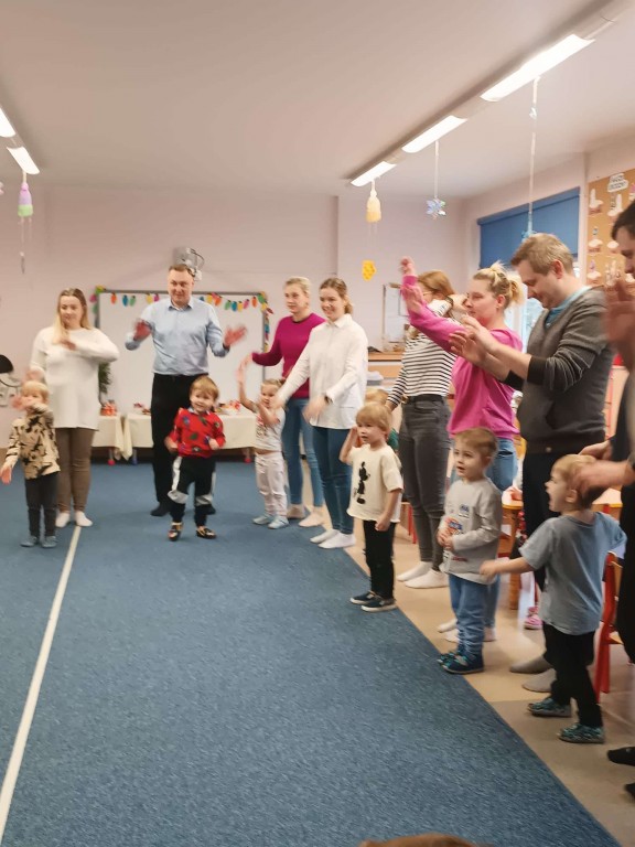 wszyscy wykonują taniec do piosenki