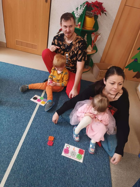 rodzice i dzieci grają w świąteczne bingo