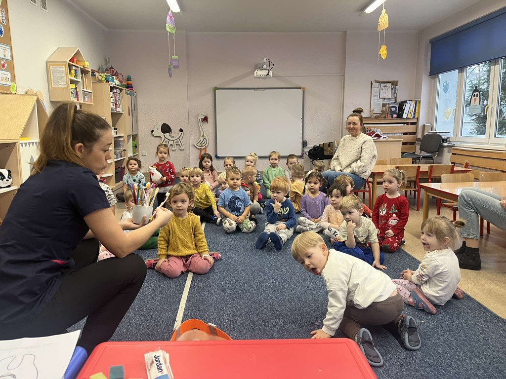 higienistka prezentuje różne rodzaje szczoteczek do zębów