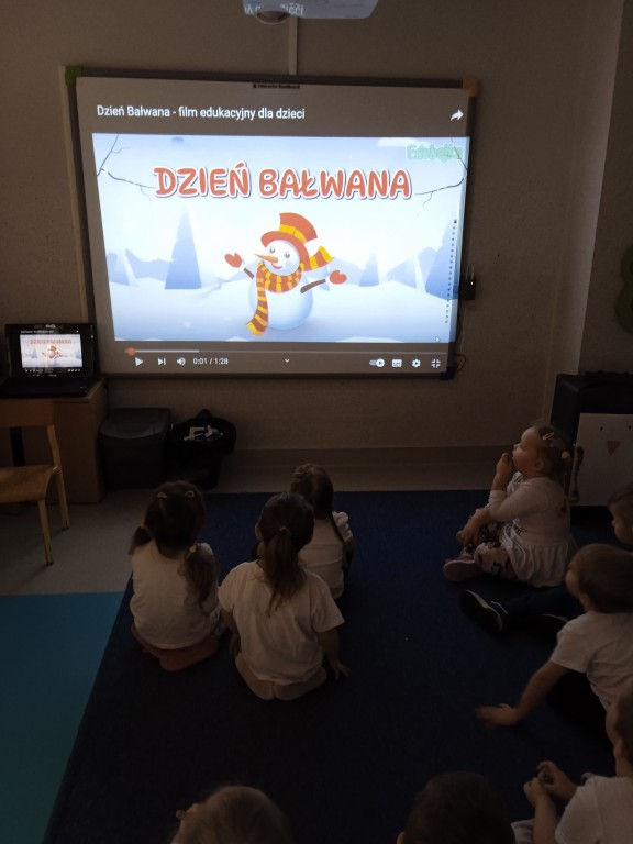 dzieci ogladaja film edukacyjny o balwanie
