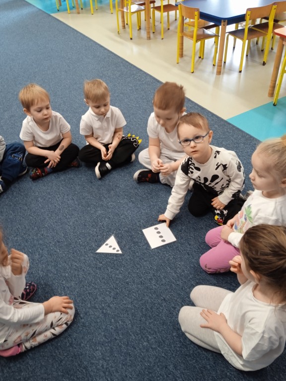 chlopiec wskazuje figure geometryczna