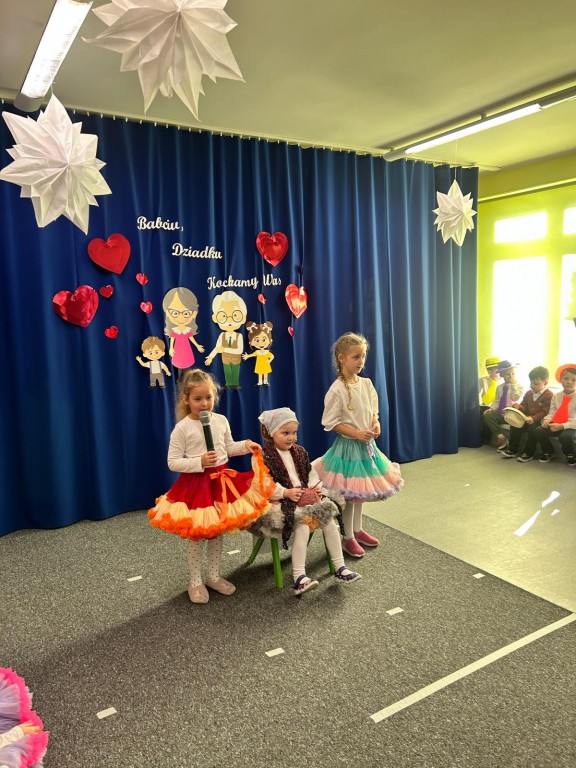 Dziewczynki mówią wierszyk