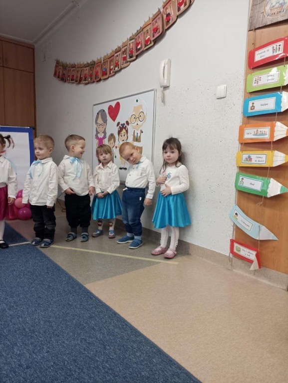 dzieci w odświętnych strojach