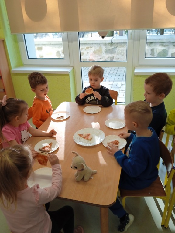 dzieci jedza pizze