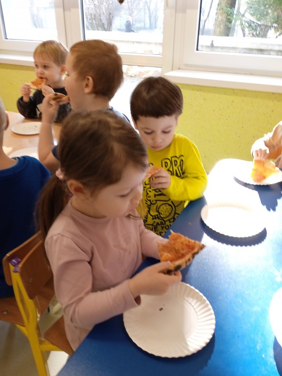 dzieci jedza pizze