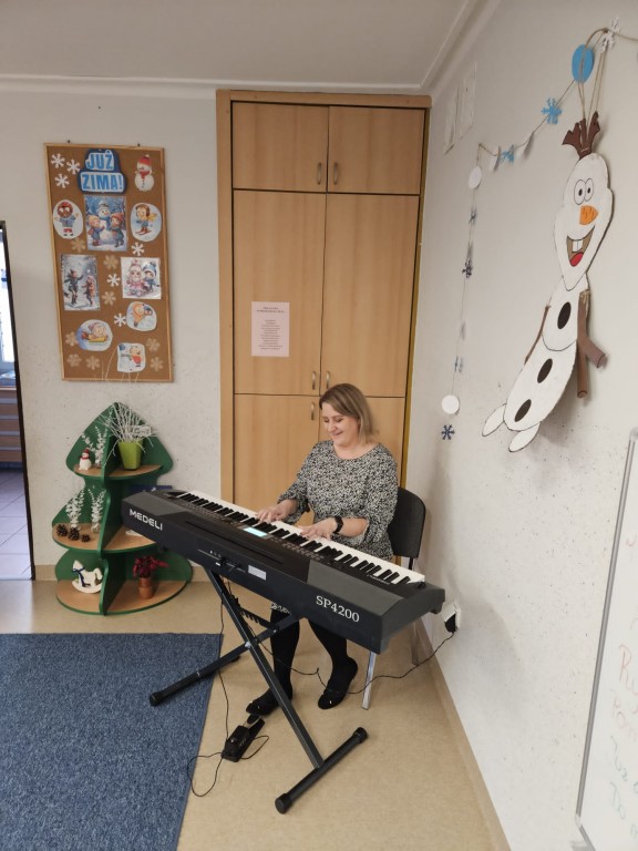 Pani Agata gra na keybordzie
