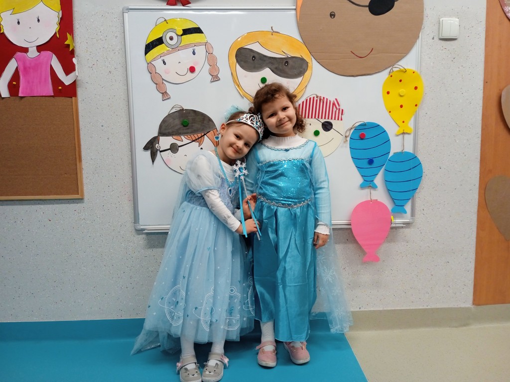 dziewczynki przebrane za elsy