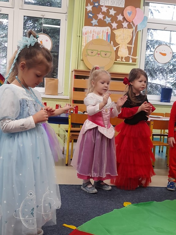 dzieci klaszcza do muzyki na baliku