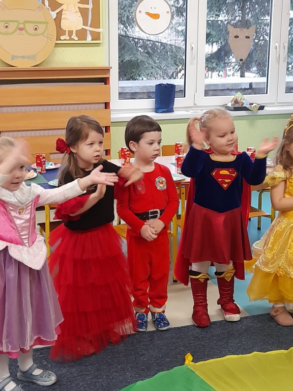 dzieci bawia sie do muzyki na baliku