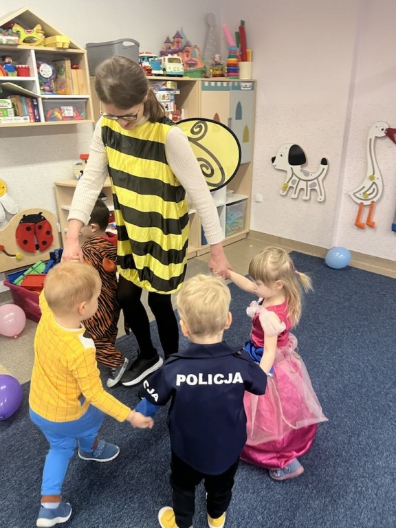Dzieci tańczą w małym kółeczku