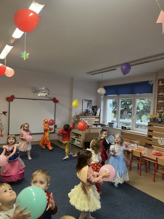 Dzieci tańczą z balonami