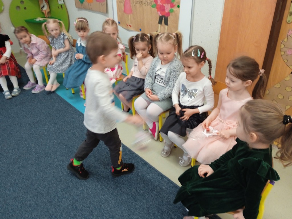 chlopiec wrecza prezent dziewczynce z okazji dnia kobiet