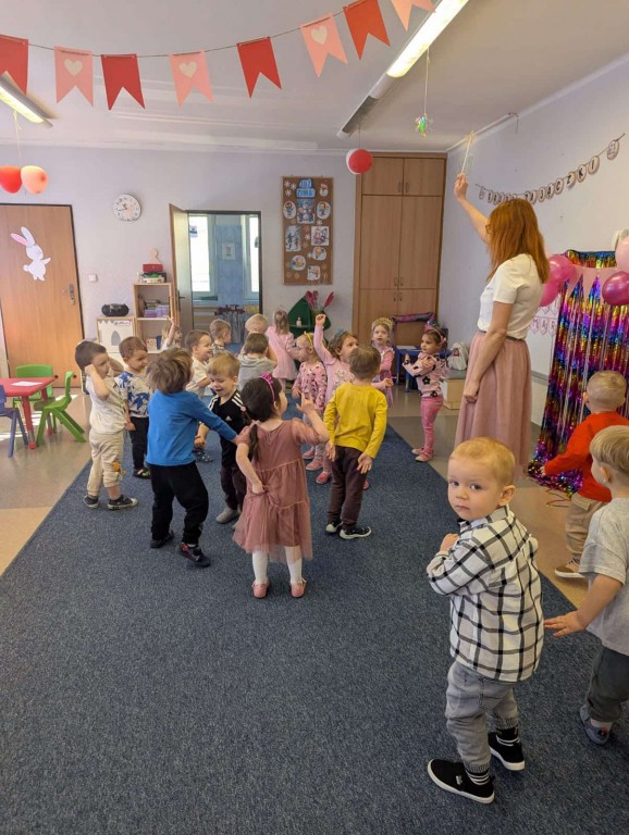 Dzieci stoją w rozsypce