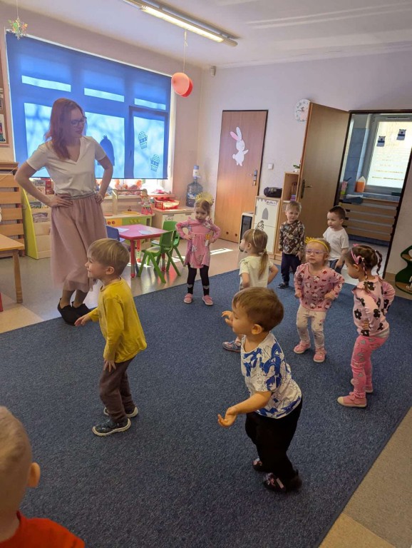 Dzieci naśladują ruchy za nauczycielką