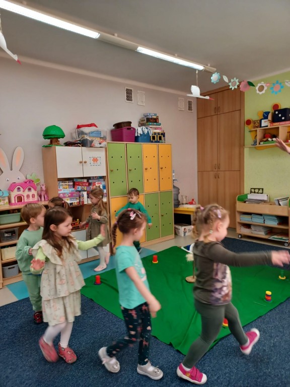 dzieci chodza jak bociany