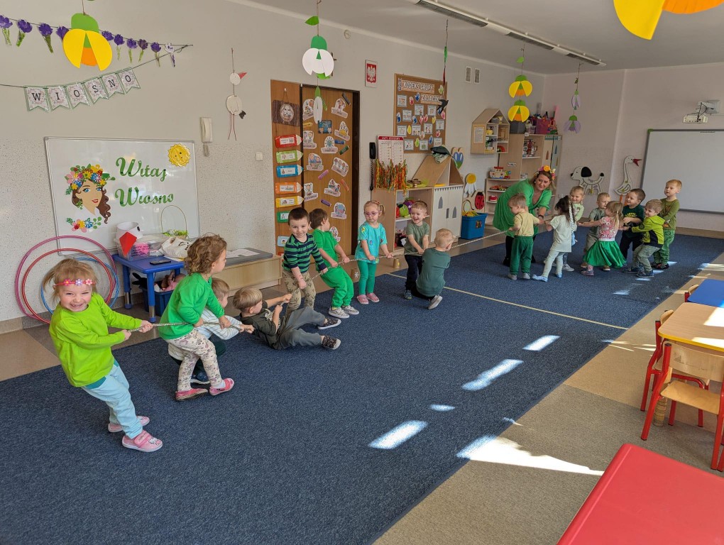 walka pór roku- przeciąganie liny