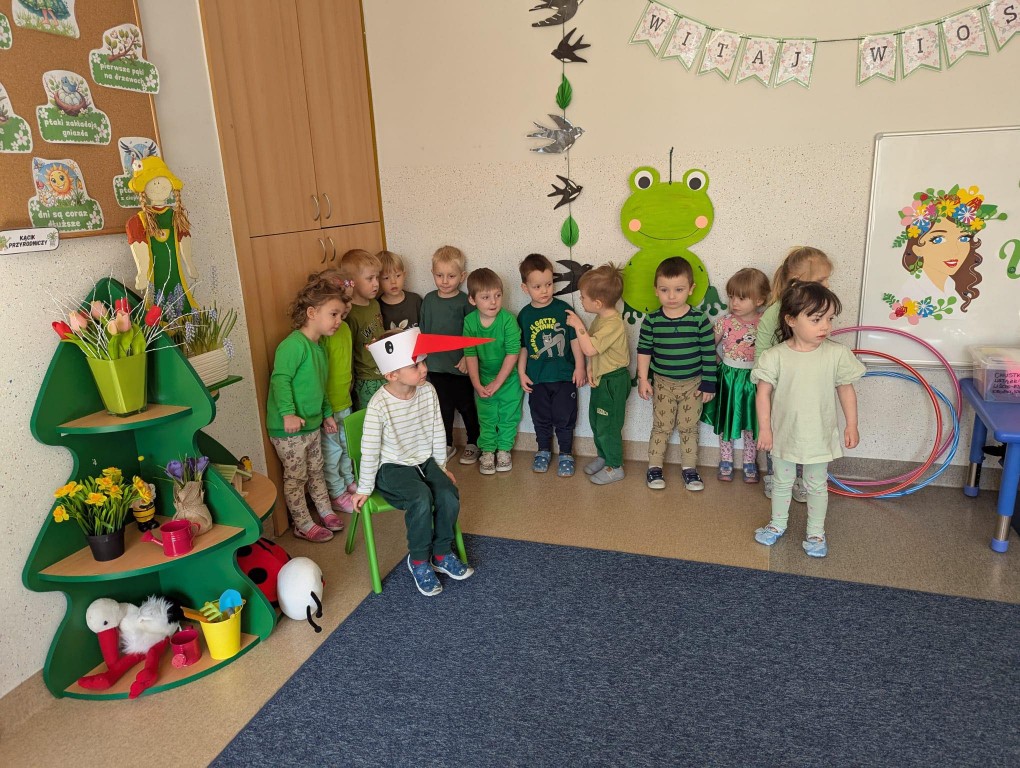 dziecko przebrane za bociana złapało żabki