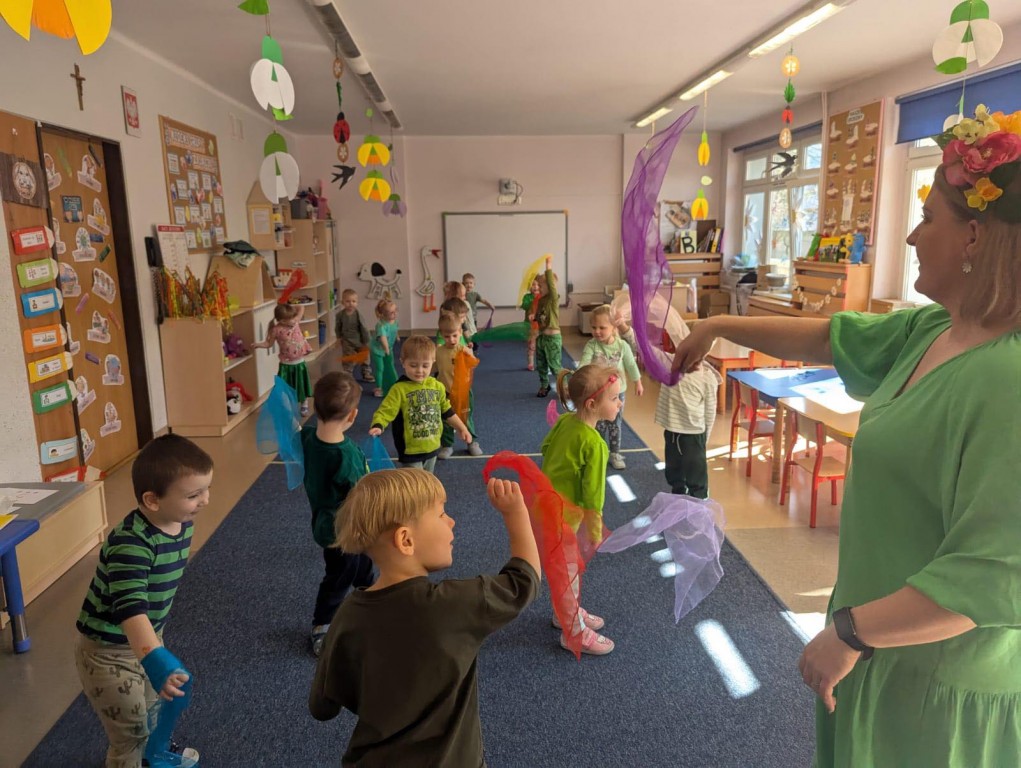dzieci wymachują kolorowymi chustkami
