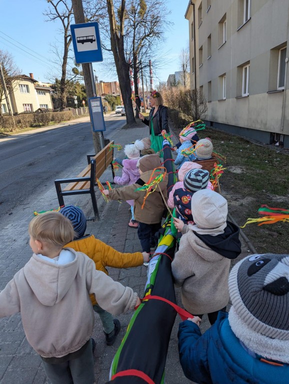 dzieci na spacerze wiosennym