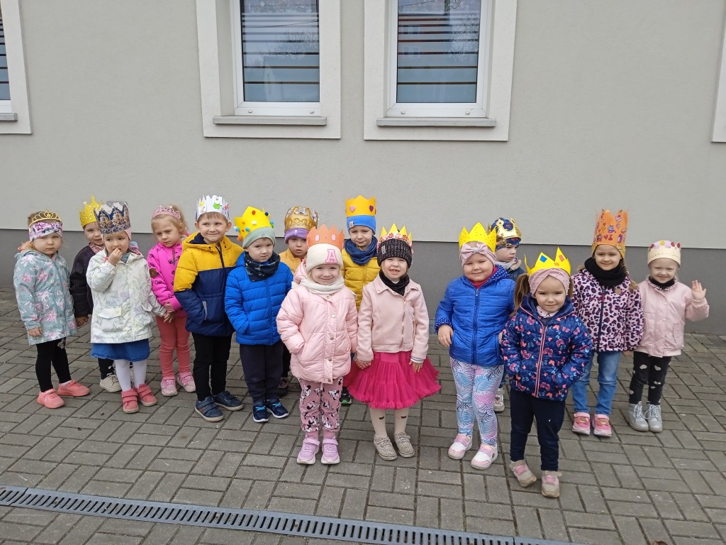 dzieci w koronach na glowie na urodzinach patrona